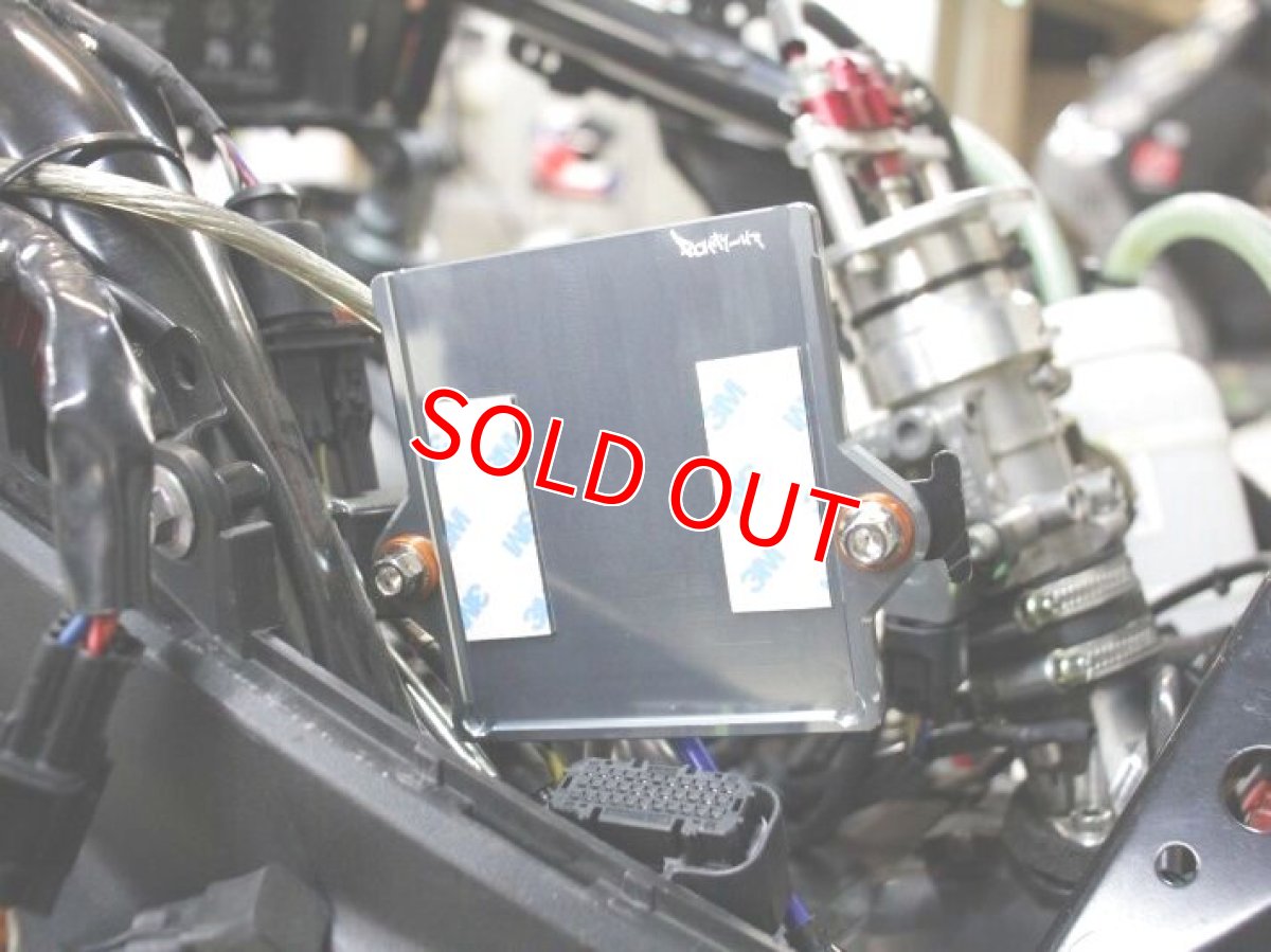 画像8: Partyup ECU取り付けベース for aRacer ECU (ブラック/レッド) [2〜5型シグナスX・1〜2型BW'S125] (8)