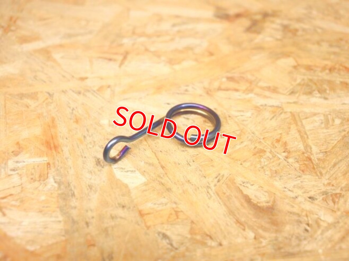 画像2: チタンカラー汎用ホース&ワイヤーホルダー 中 (2)