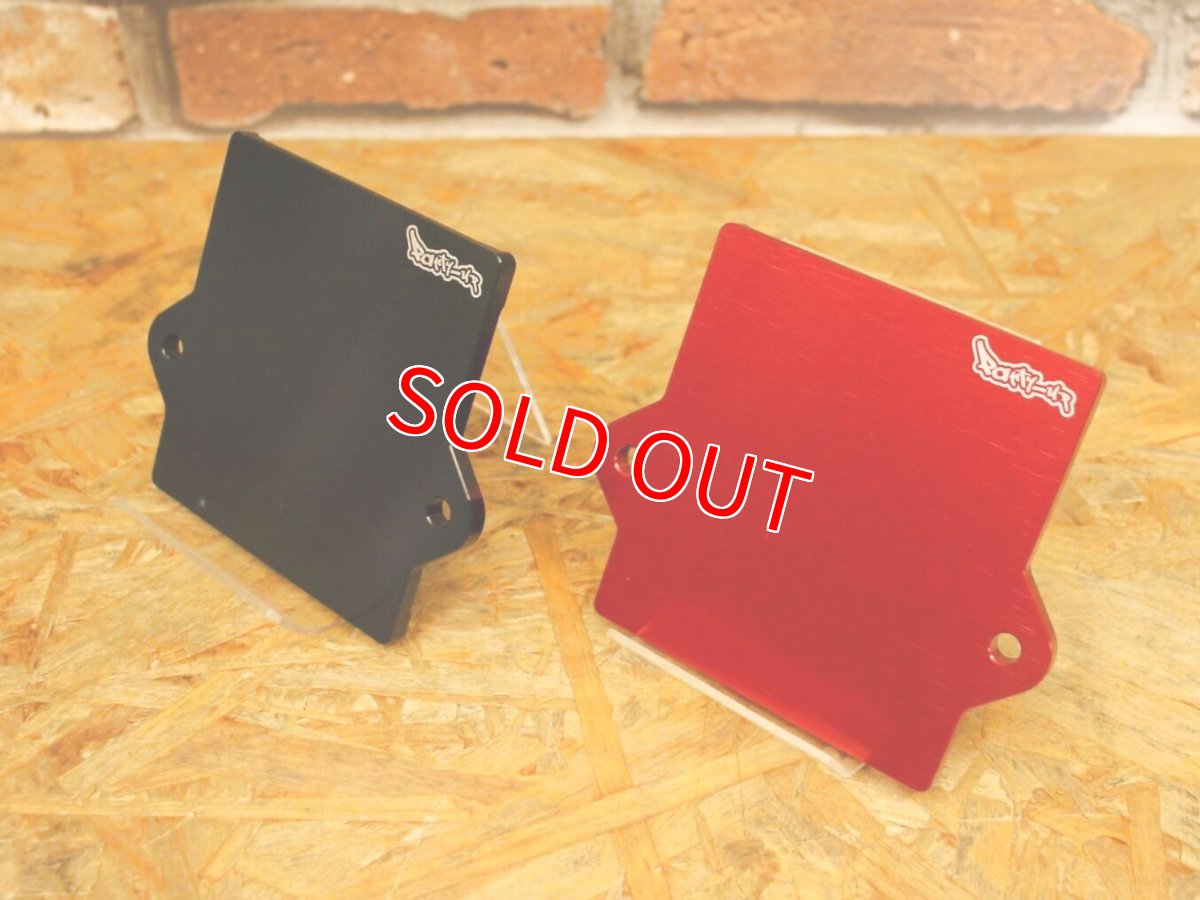 画像2: Partyup ECU取り付けベース for aRacer ECU (ブラック/レッド) [2〜5型シグナスX・1〜2型BW'S125] (2)