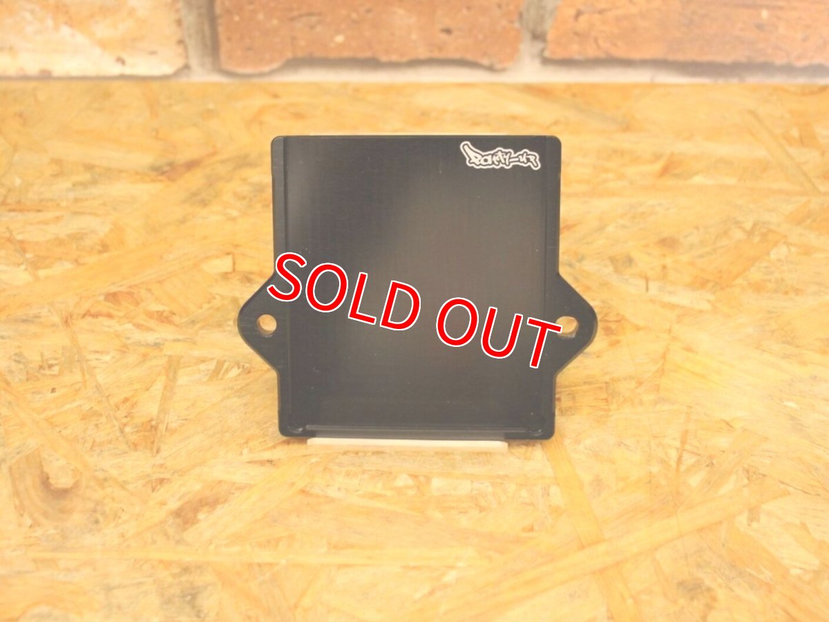 画像3: Partyup ECU取り付けベース for aRacer ECU (ブラック/レッド) [2〜5型シグナスX・1〜2型BW'S125] (3)