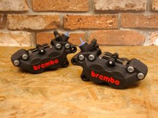 画像1: brembo ブレンボ キャストキャリパー P4 ブラック (40mmピッチ) （右用/左用） (1)