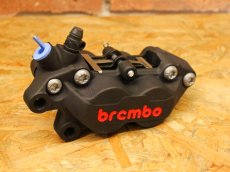 画像2: brembo ブレンボ キャストキャリパー P4 ブラック (40mmピッチ) （右用/左用） (2)