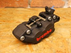 画像5: brembo ブレンボ キャストキャリパー P4 ブラック (40mmピッチ) （右用/左用） (5)