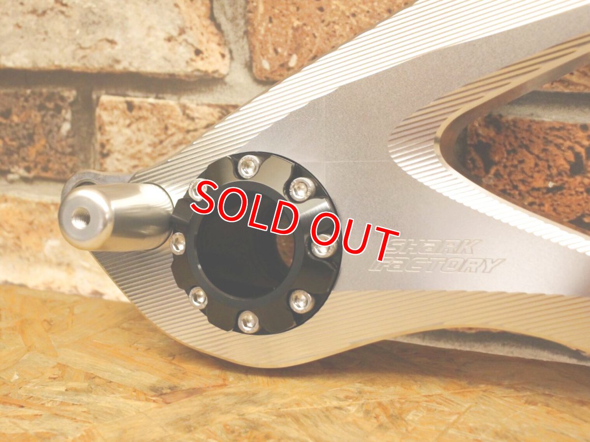 画像2: 在庫品！SHARK FACTORYアルミCNCスイングアーム シルバー（STMベアリング組み込み済み） [1〜3型シグナスX] (2)