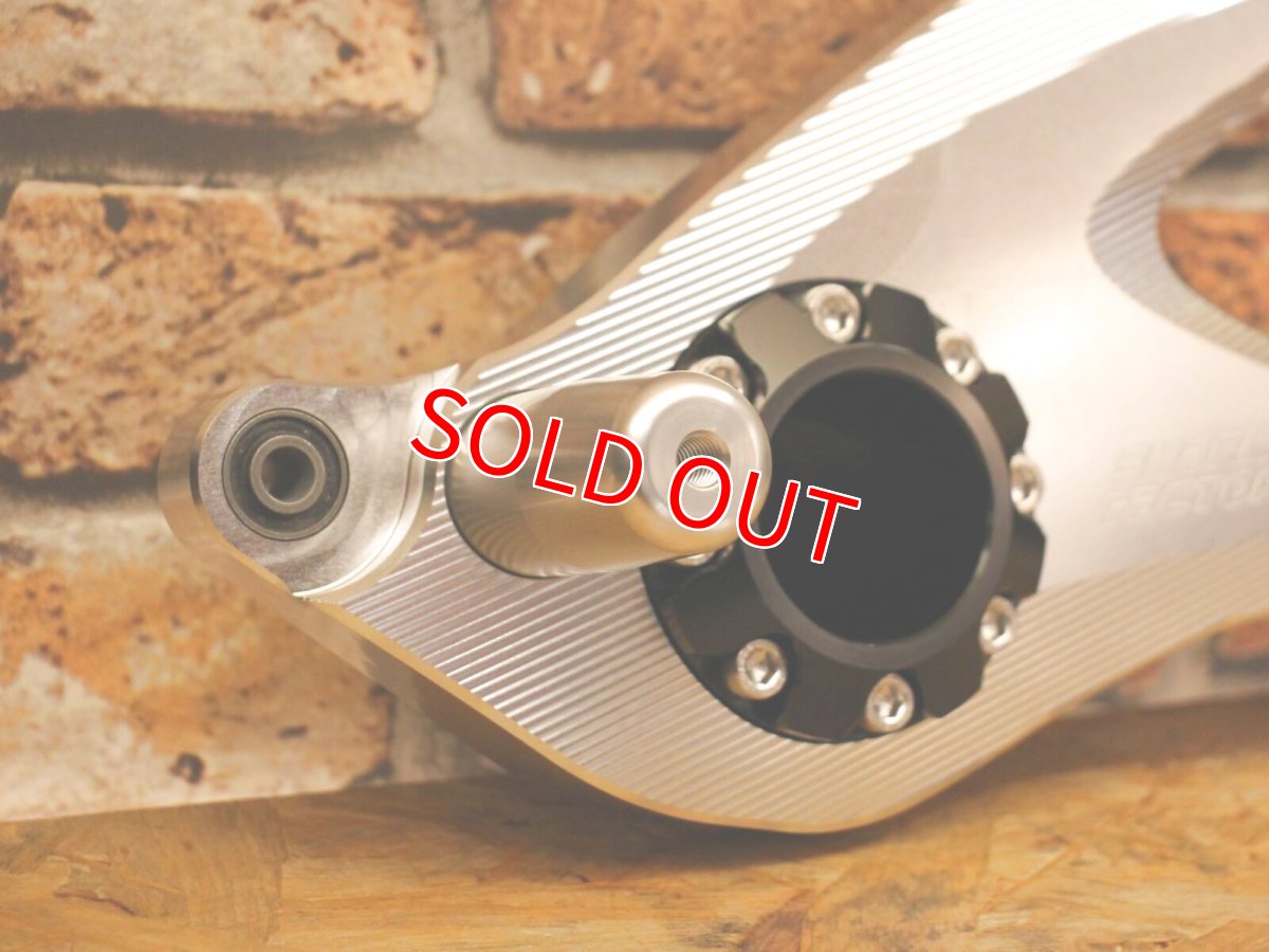 画像3: 在庫品！SHARK FACTORYアルミCNCスイングアーム シルバー（STMベアリング組み込み済み） [1〜3型シグナスX] (3)