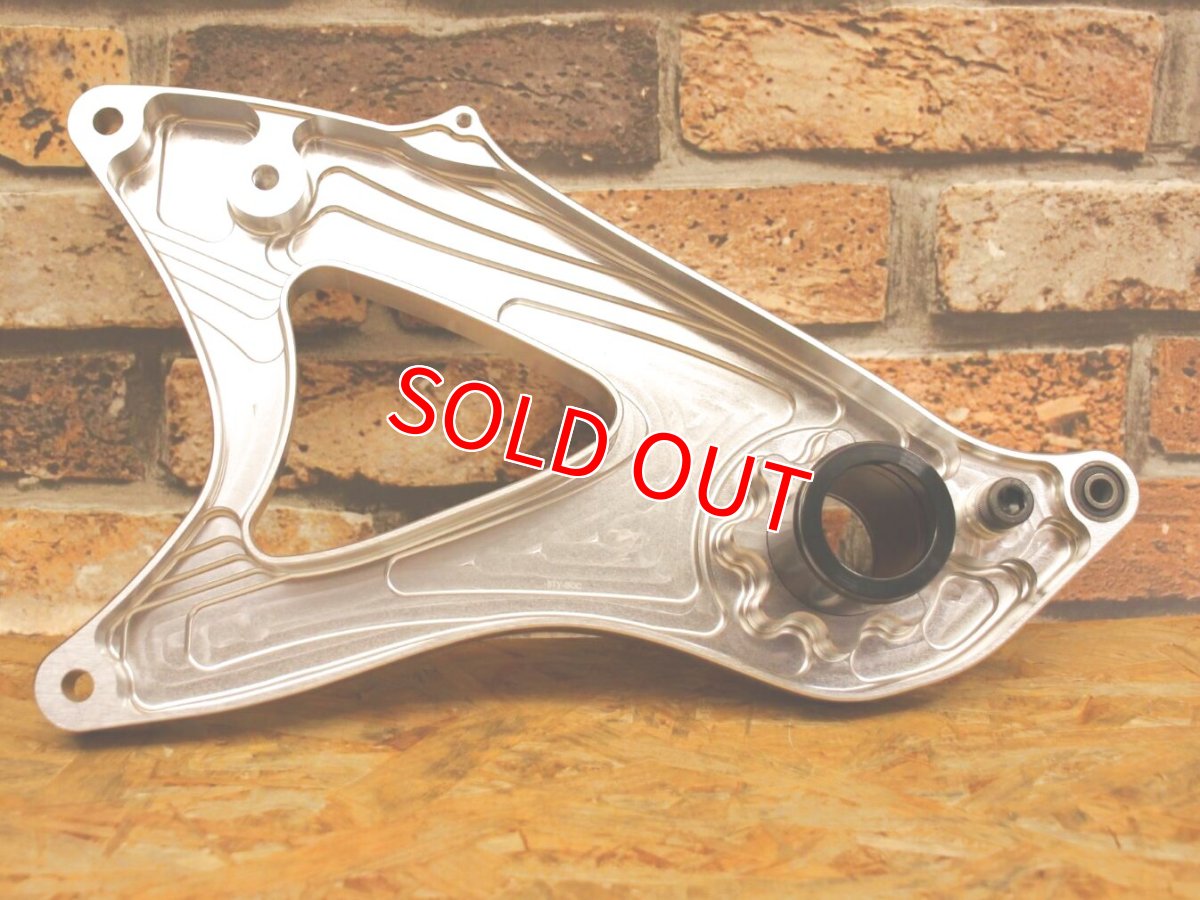 画像4: 在庫品！SHARK FACTORYアルミCNCスイングアーム シルバー（STMベアリング組み込み済み） [1〜3型シグナスX] (4)
