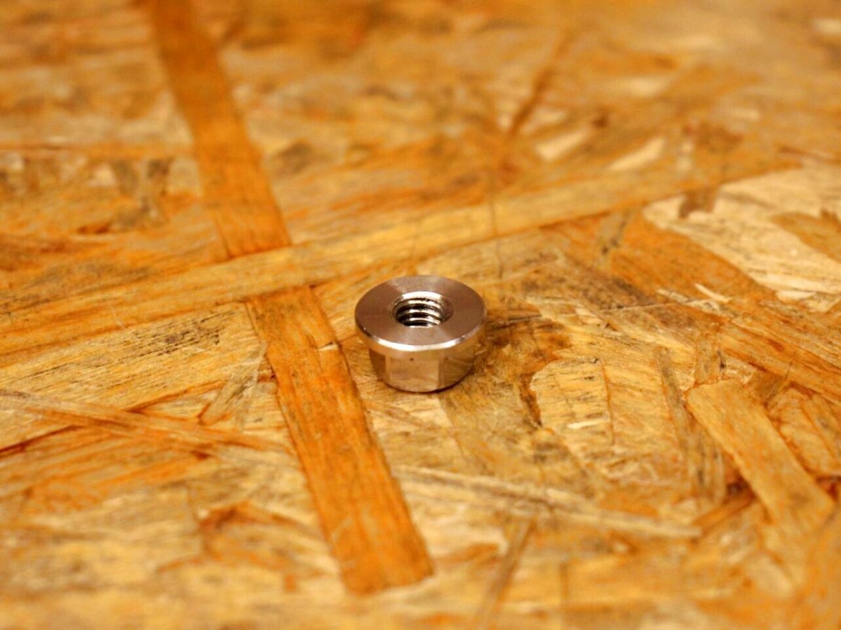 画像2: PK7 M6ステンフランジナット 無色 1個 (2)