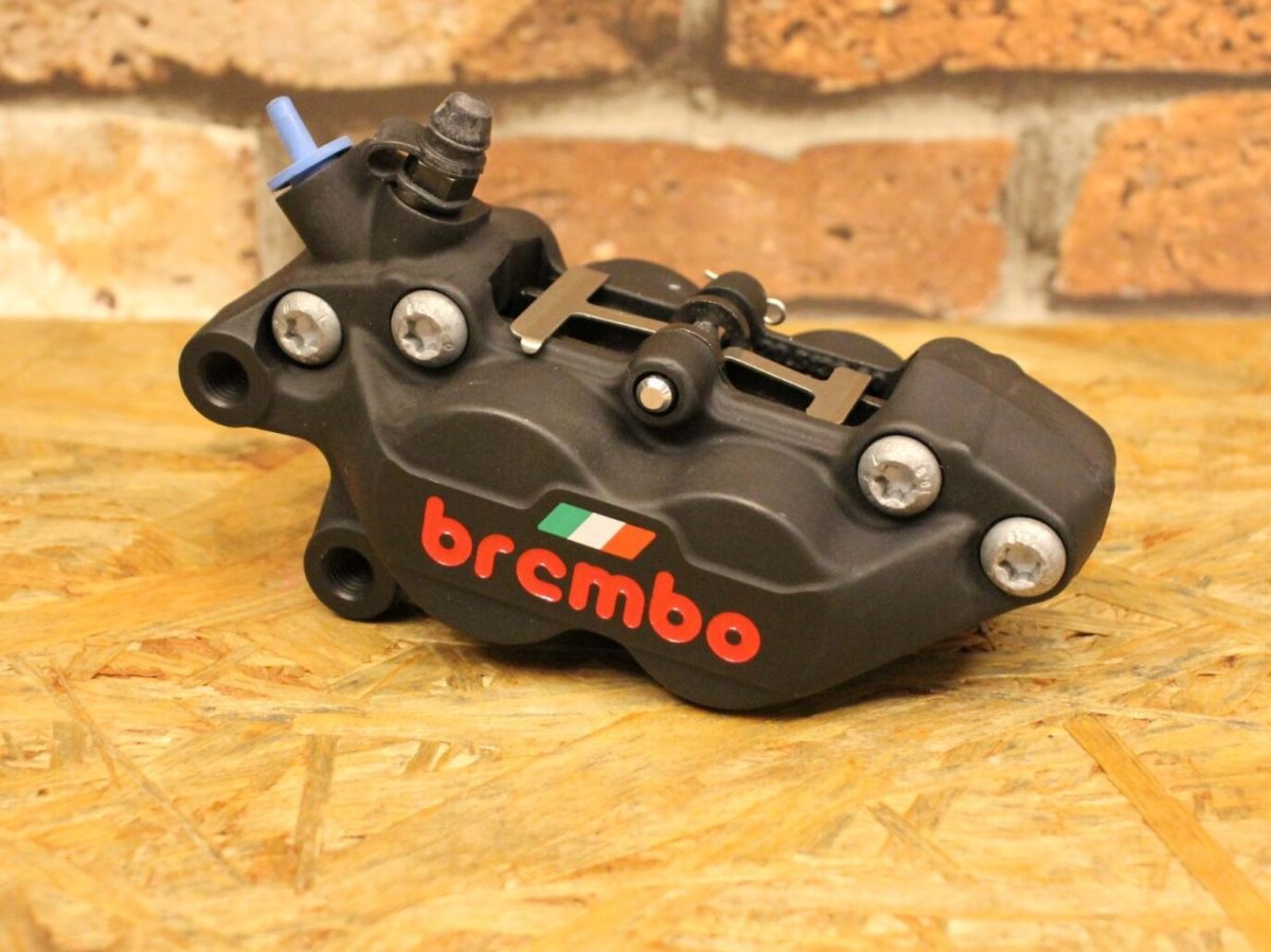 画像3: brembo ブレンボ キャストキャリパー P4 ブラック×イタリアンフラッグ (40mmピッチ) （右用/左用） (3)