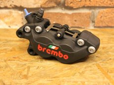 画像3: brembo ブレンボ キャストキャリパー P4 ブラック×イタリアンフラッグ (40mmピッチ) （右用/左用） (3)