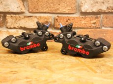 画像1: brembo ブレンボ キャストキャリパー P4 ブラック×イタリアンフラッグ (40mmピッチ) （右用/左用） (1)