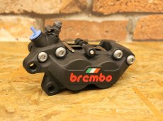 画像2: brembo ブレンボ キャストキャリパー P4 ブラック×イタリアンフラッグ (40mmピッチ) （右用/左用） (2)