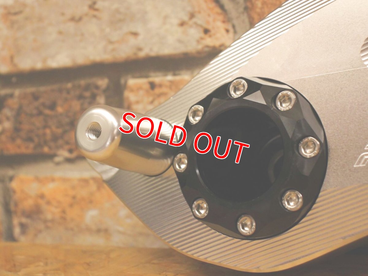 画像2: 在庫品！SHARK FACTORYアルミCNCスイングアーム シルバー（STMベアリング組み込み済み） [1〜3型シグナスX] (2)