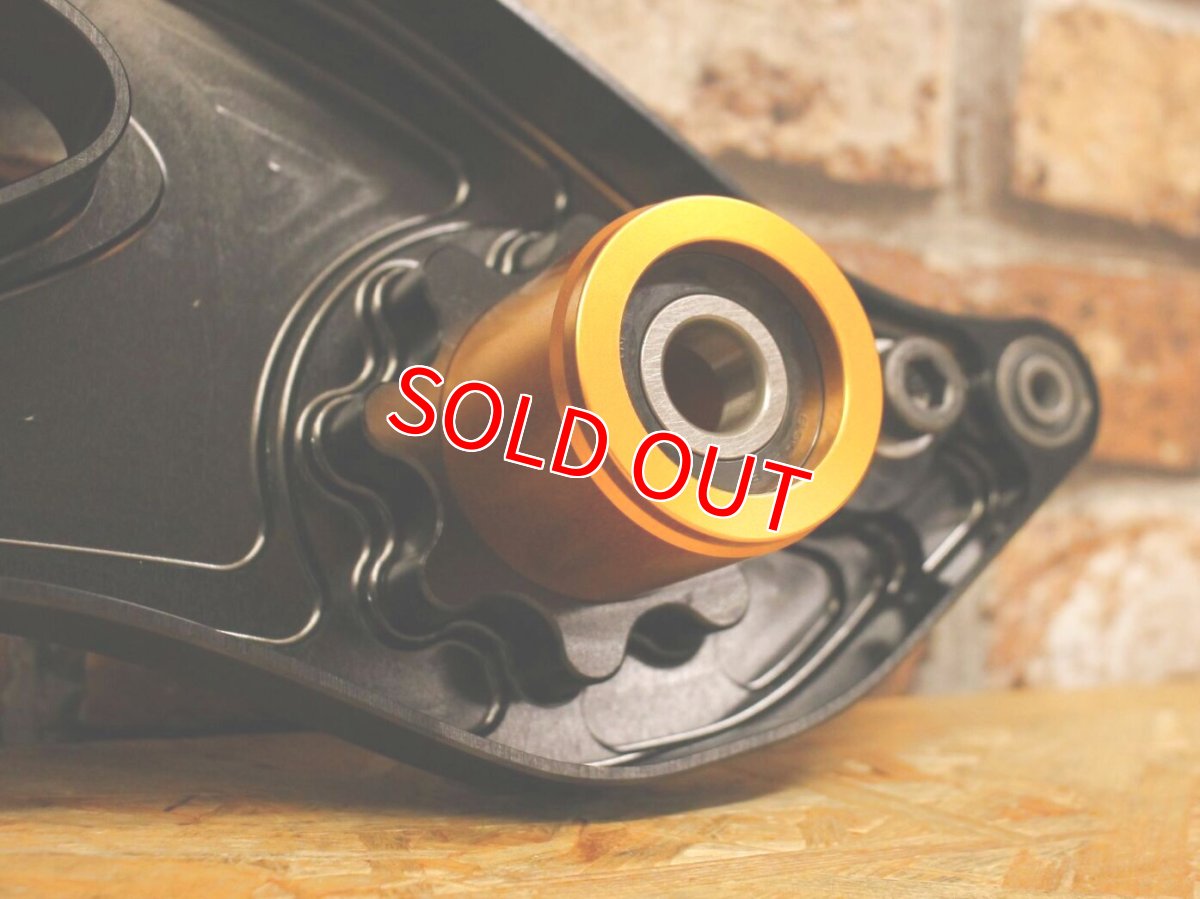 画像5: 在庫品！SHARK FACTORYアルミCNCスイングアーム ブラック×ゴールド（STMベアリング組み込み済み） [1〜3型シグナスX] (5)