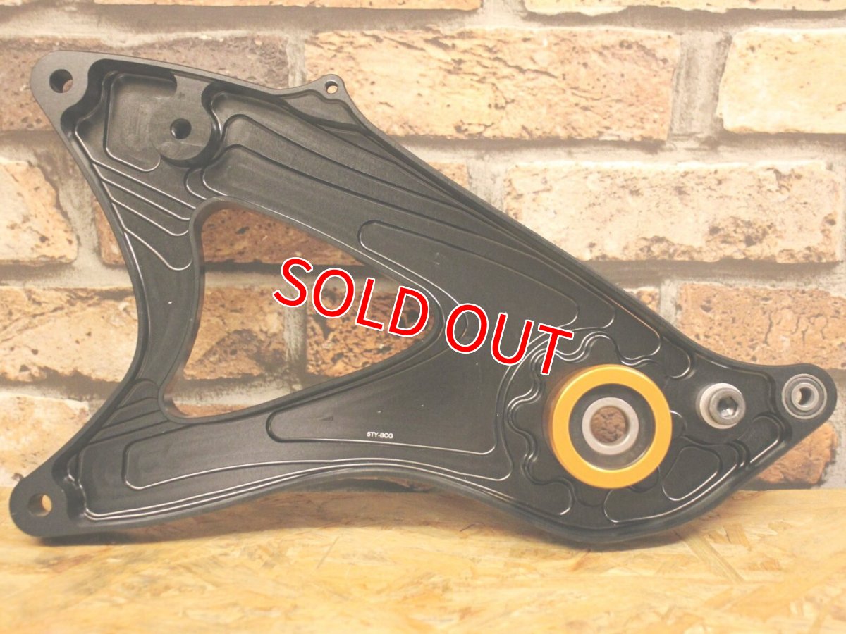 画像4: 在庫品！SHARK FACTORYアルミCNCスイングアーム ブラック×ゴールド（STMベアリング組み込み済み） [1〜3型シグナスX] (4)