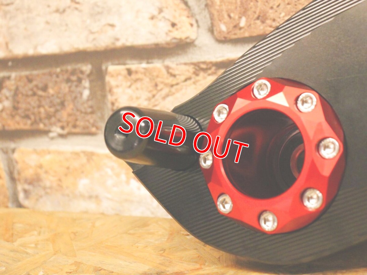 画像2: 在庫品！SHARK FACTORYアルミCNCスイングアーム ブラック×レッド（STMベアリング組み込み済み） [1〜3型シグナスX] (2)