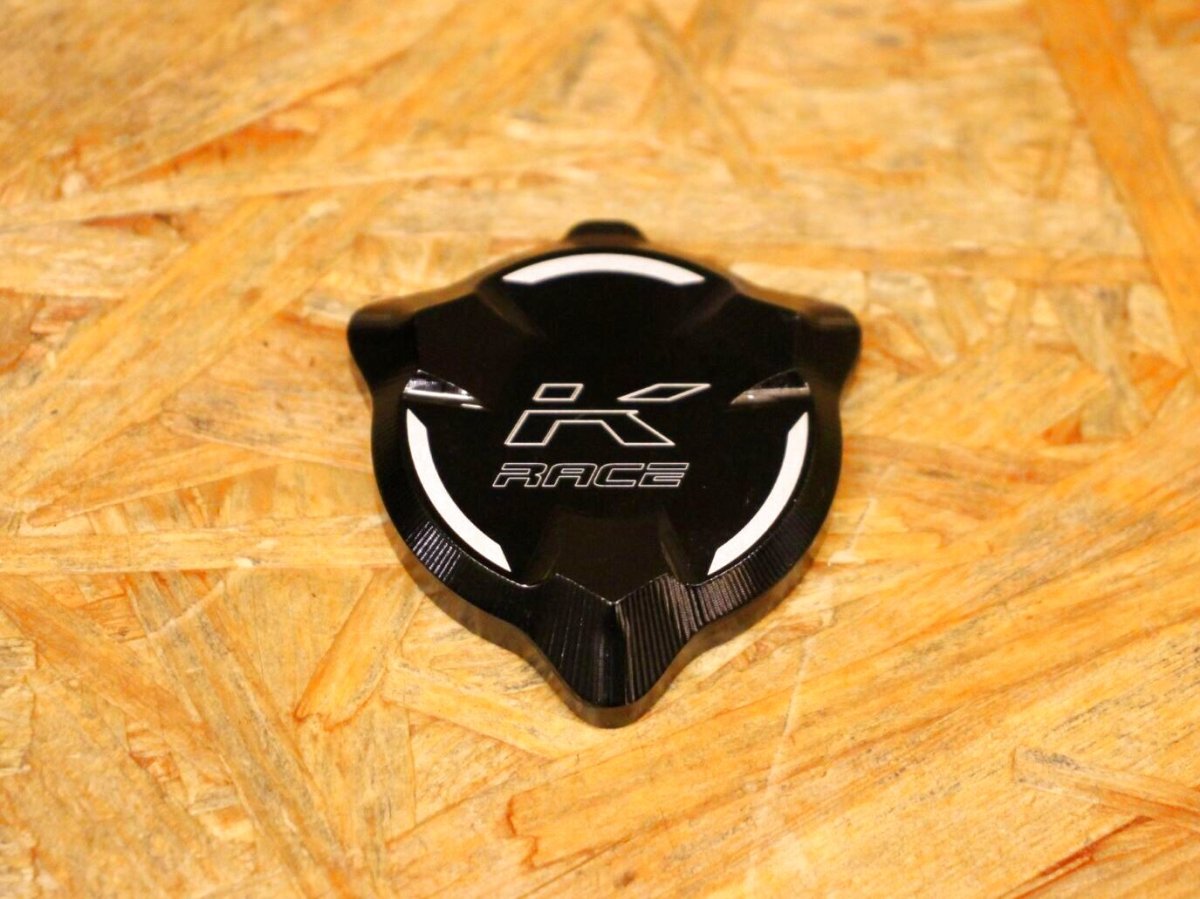 画像2: Krace ラジエーターキャップカバー（ブラック/ゴールド/シルバー/ガンメタ/レッド/ブルー）［シグナスグリファス・3型BW'S125・NMAX125/155・X FORCE・FORCE2.0］ (2)