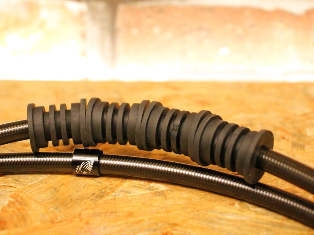 画像5: GARUDA メッシュブレーキホース（定番在庫カラー お得品！）ブラック×レッド (フロント/リア/リア10cmロング) [シグナスグリファス] (5)