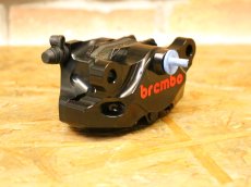 画像2: brembo CNC削り出し レーシングキャリパーP2 ブラック/赤ロゴ (84mmピッチ)  (2)