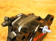 画像4: brembo CNC削り出し レーシングキャリパーP2 ブラック/赤ロゴ (84mmピッチ)  (4)