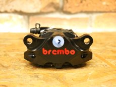 画像1: brembo CNC削り出し レーシングキャリパーP2 ブラック/赤ロゴ (84mmピッチ)  (1)