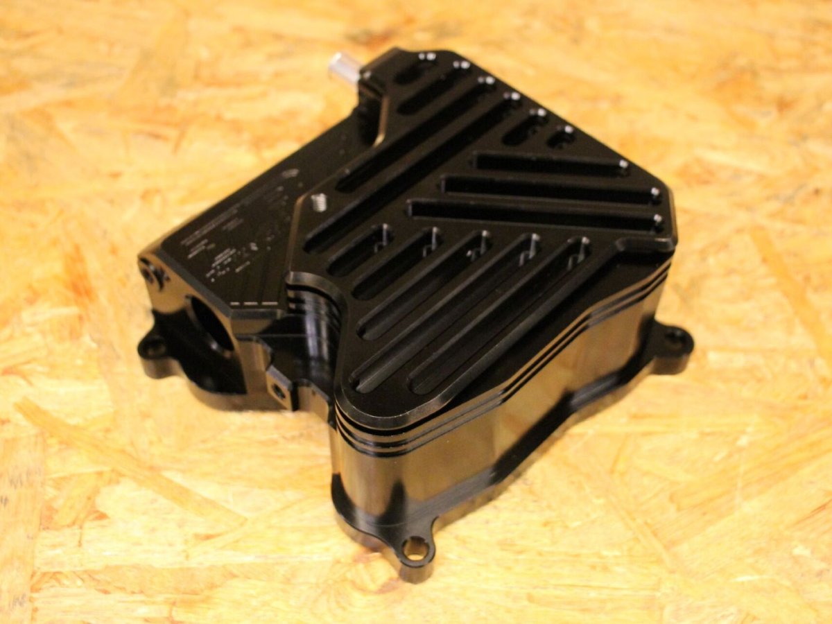 画像2: TRF CNC削り出しヘッドカバー（ブラック/レッド/ピンク/シルバー）［シグナスグリファス・3型BW'S125・2型NMAX125/155・X FORCE］ (2)