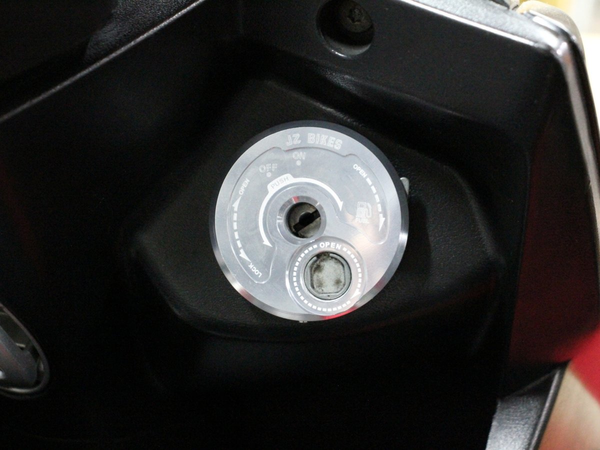 画像2: JZ BIKES イグニッションキーカバー（全9色） [2〜5型シグナスX台湾仕様・SMAX] (2)