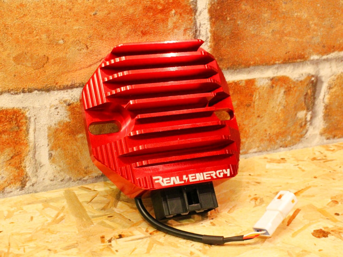 画像3: Real Energy 電圧調整式強化レギュレーター R6+（ブラック/レッド）  [シグナスX・BWS125] (3)