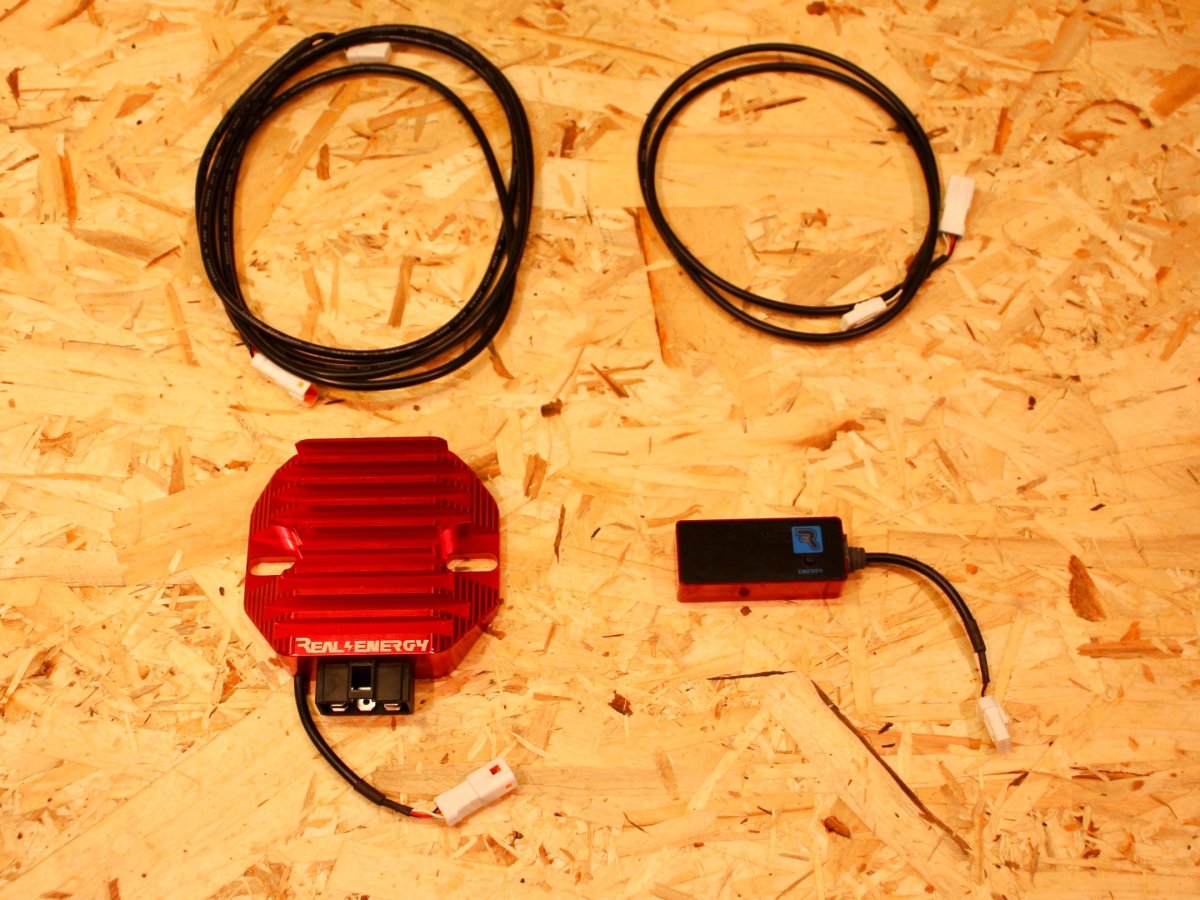 画像2: Real Energy 電圧調整式強化レギュレーター R6+（ブラック/レッド）  [シグナスX・BWS125] (2)