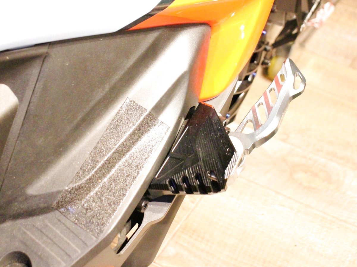 画像10: Krace ワイドステッププレート（ブラック/ガンメタ/シルバー/ゴールド/レッド/ブルー）[シグナスグリファス・X FORCE] (10)