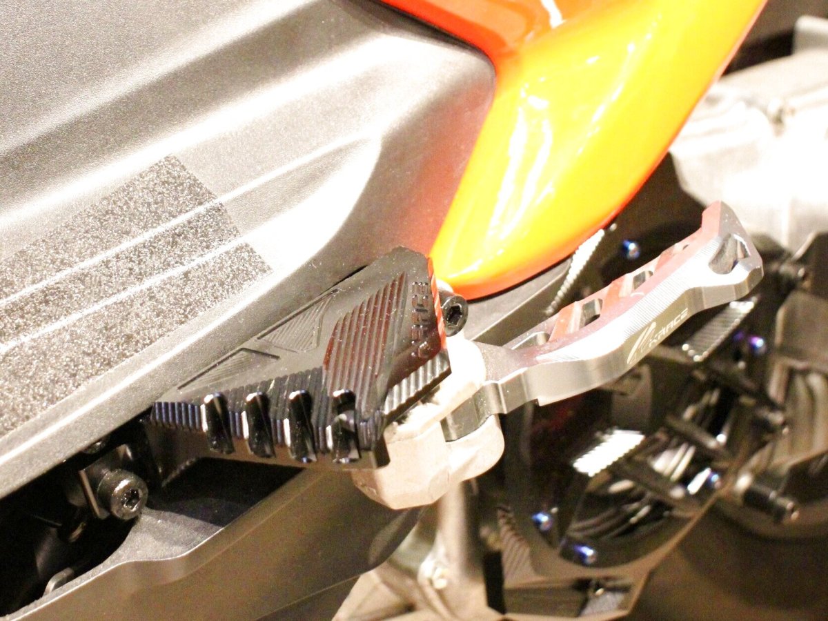 画像9: Krace ワイドステッププレート（ブラック/ガンメタ/シルバー/ゴールド/レッド/ブルー）[シグナスグリファス・X FORCE] (9)