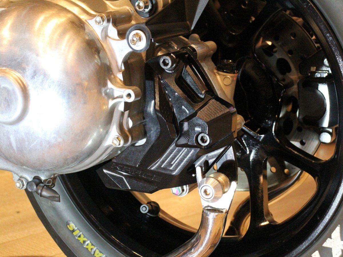 画像11: Krace 削り出しケースカバー リア（ブラック/ガンメタ/シルバー/ゴールド/レッド/ブルー） [シグナスグリファス・3型BW'S125・2型NMAX125/155・X FORCE・FORCE2.0] (11)