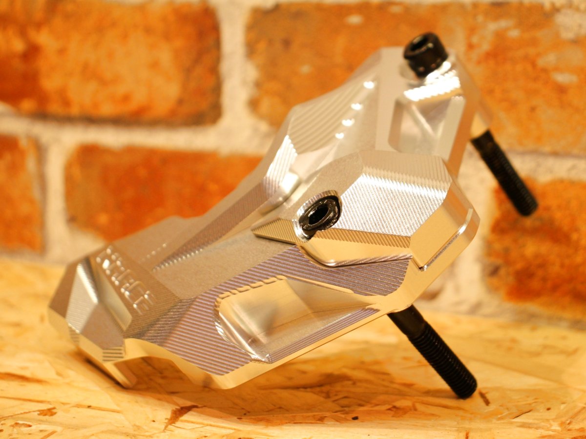 画像9: Krace 削り出しケースカバー リア（ブラック/ガンメタ/シルバー/ゴールド/レッド/ブルー） [シグナスグリファス・3型BW'S125・2型NMAX125/155・X FORCE・FORCE2.0] (9)