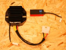 画像2: Real Energy 電圧調整式強化レギュレーター R6+（ブラック/レッド）  [シグナスX・BWS125] (2)
