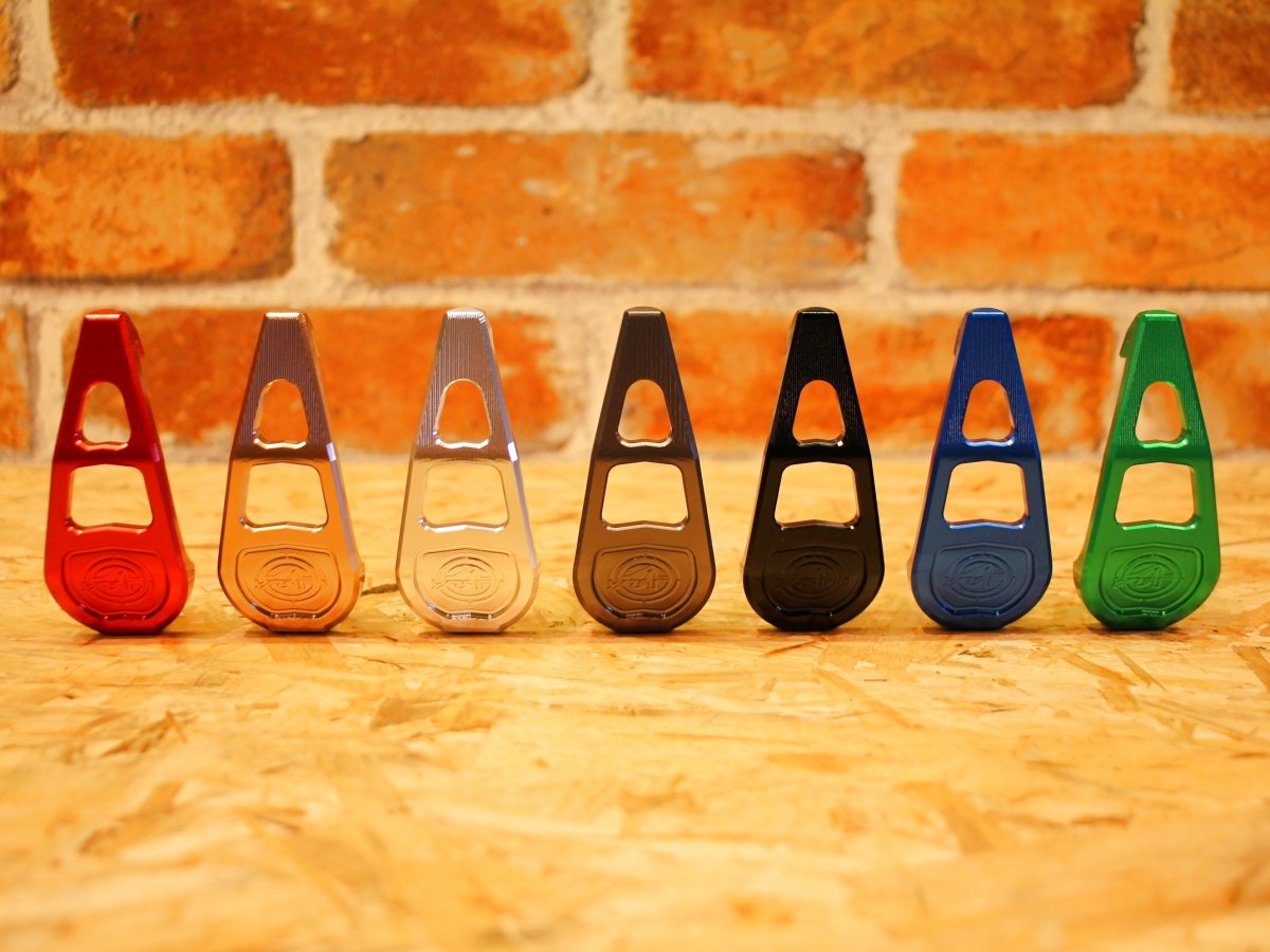 画像1: JZ BIKES アルミ削り出しコンビニフック（ブラック/ガンメタ/シルバー/ブロンズ/ゴールド/レッド/ブルー/グリーン/パープル）［3型シグナスX/マジェスティS］ (1)