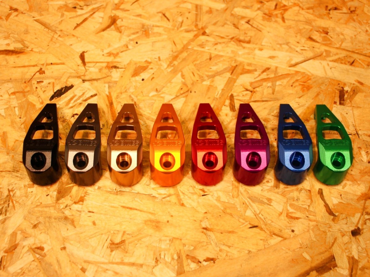 画像1: JZ BIKES アルミ削り出しコンビニフック（ブラック/ガンメタ/シルバー/ブロンズ/ゴールド/レッド/ブルー/グリーン/パープル）［1〜2型シグナスX］ (1)