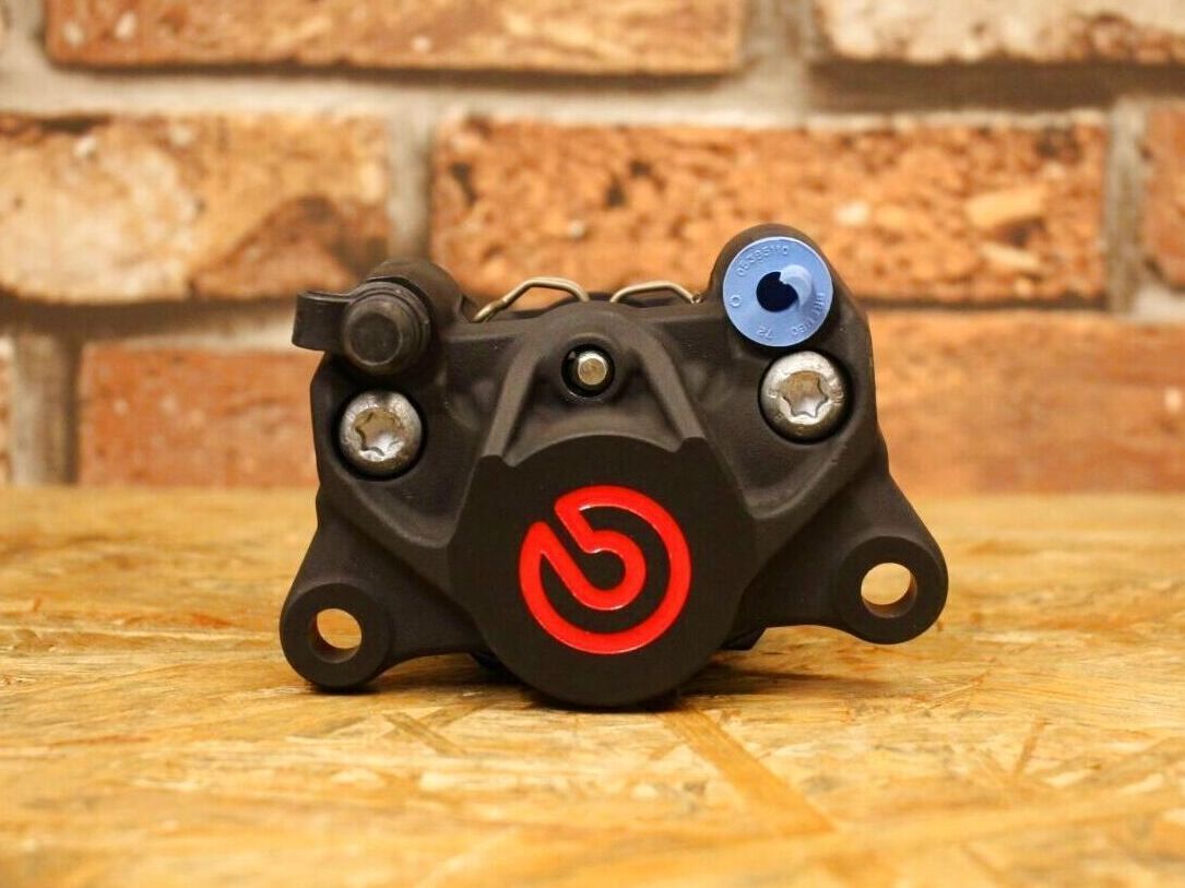 brembo ブレンボ キャスト キャリパー (84mmピッチ) 新カニ 赤ロゴ ブラック