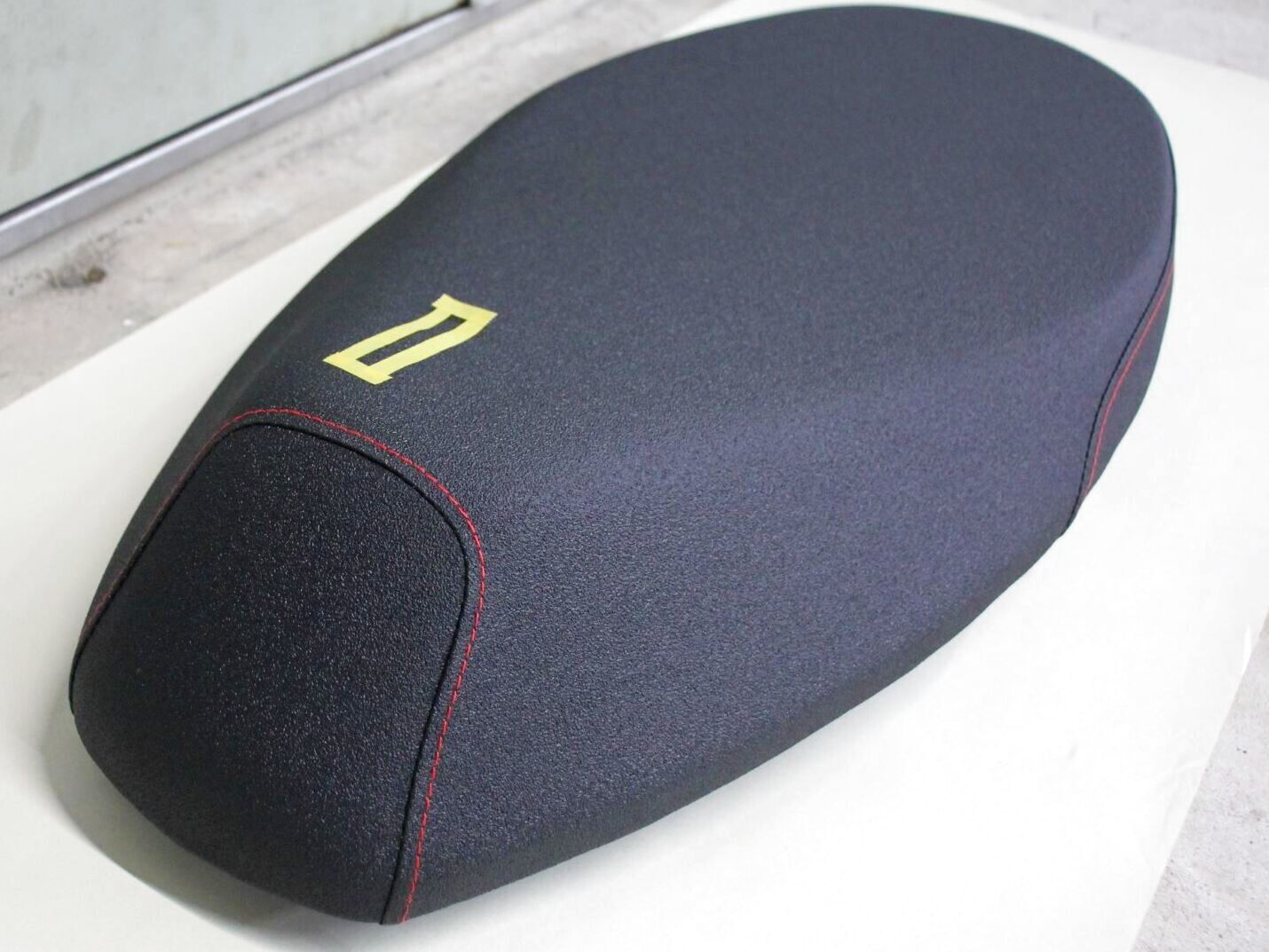 アウトレット品！Party up レーシングフラットシート ローダウン ブラック×ブラック ロゴ無し [4/5型シグナスX]