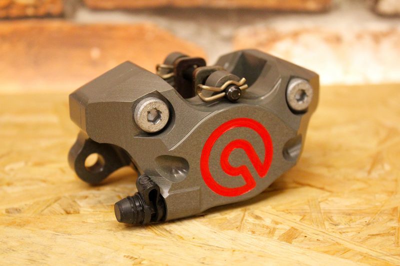 brembo ブレンボ CNC削り出し レーシングキャリパー （84mmピッチ) 赤ロゴ